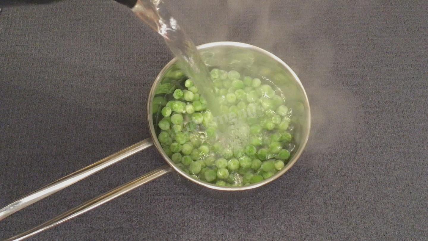 Шаг 4 приготовления Картофельный салат с болгарским перцем и оливками