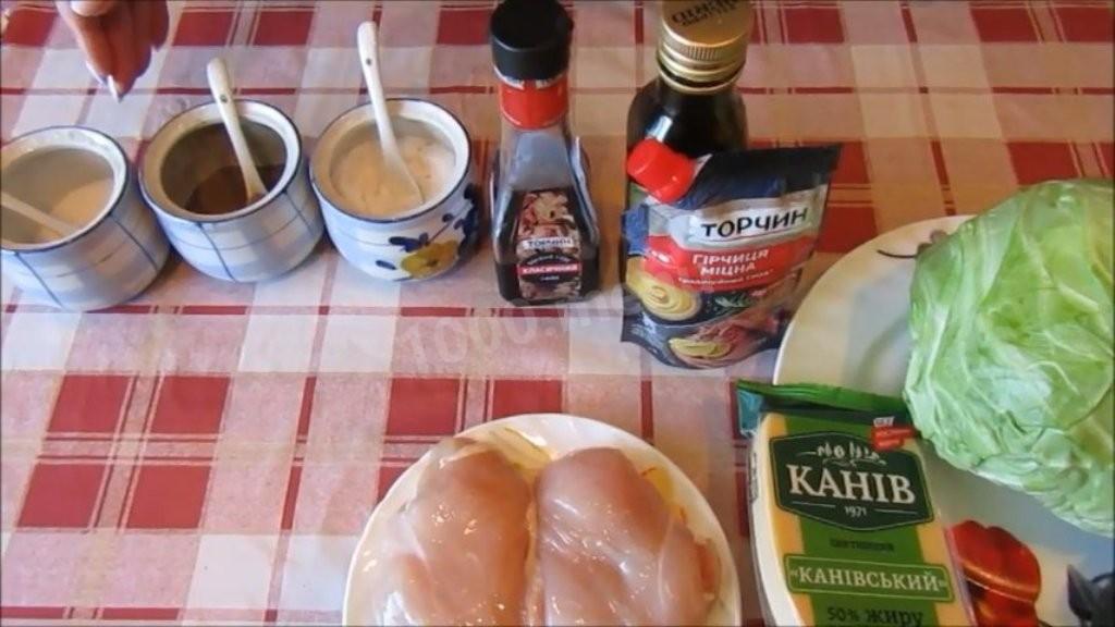 Шаг 1 приготовления Салат с молодой капустой огурцом и курицей
