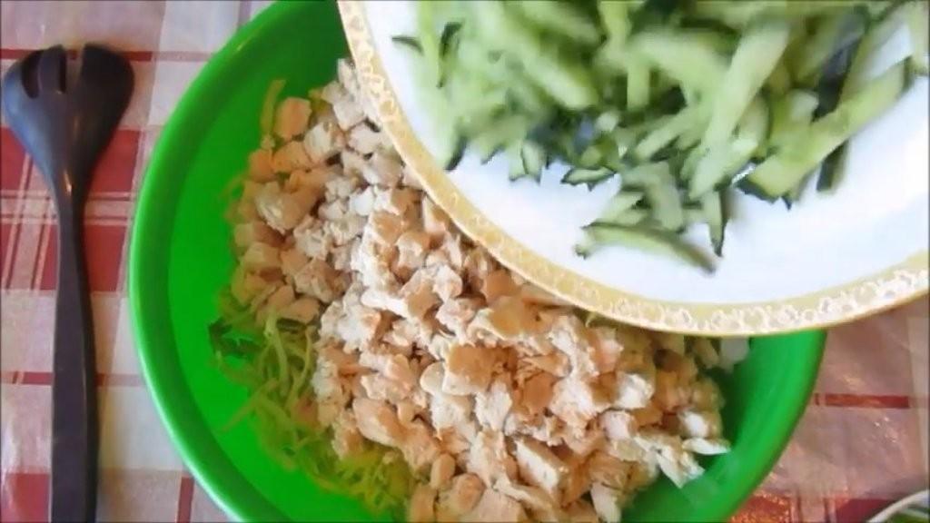 Шаг 4 приготовления Салат с молодой капустой огурцом и курицей