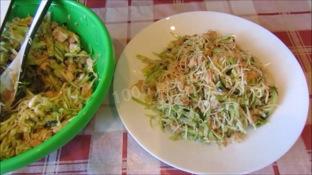 Шаг 5 приготовления Салат с молодой капустой огурцом и курицей