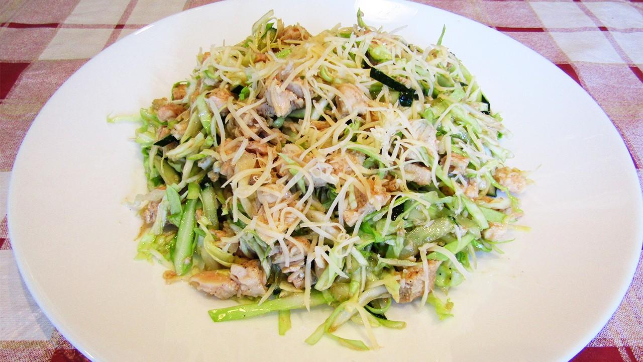 Обложка рецепта Салат с молодой капустой огурцом и курицей