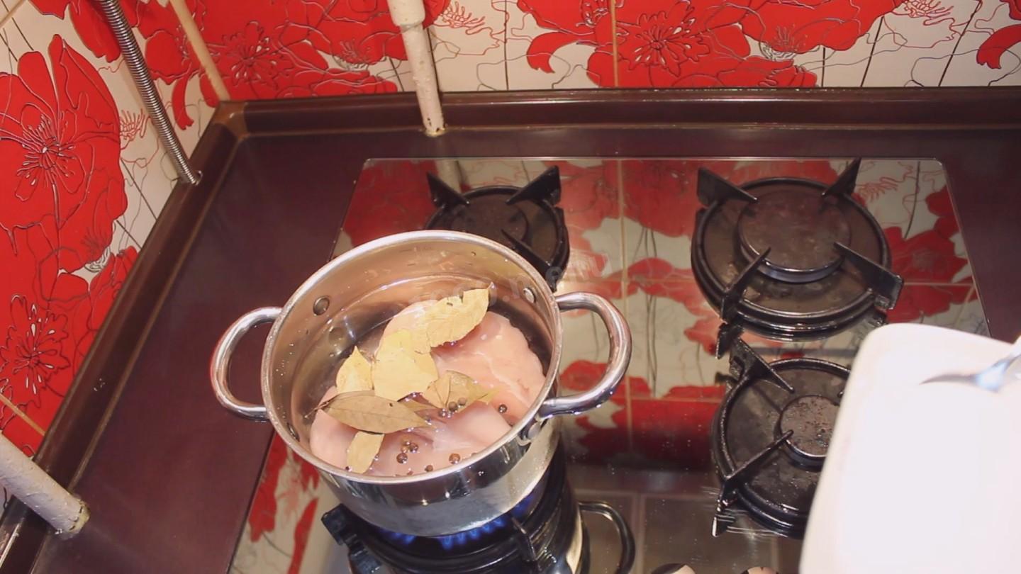 Шаг 1 приготовления Салат Фиеста с куриным филе грибами и майонезом