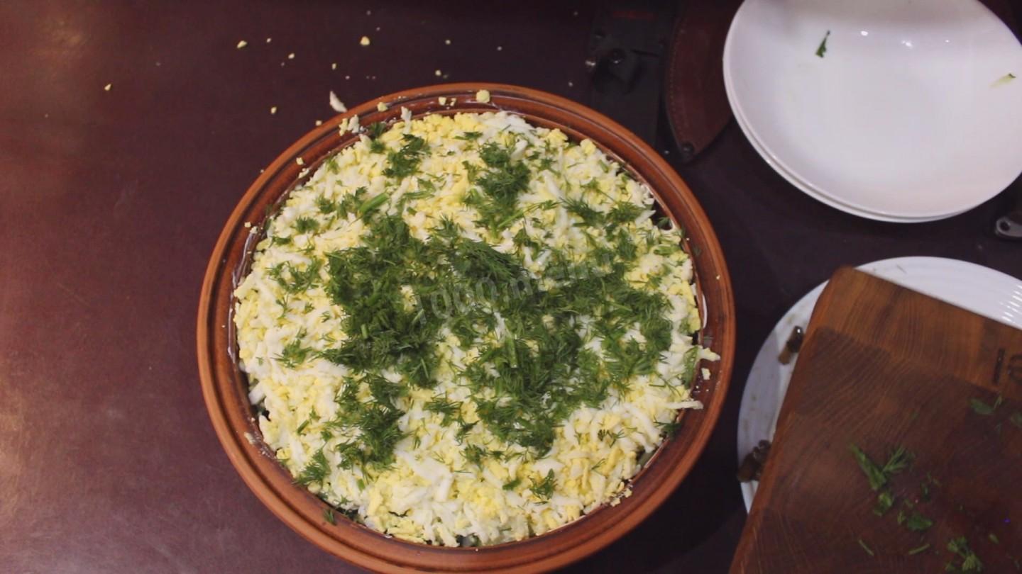 Шаг 10 приготовления Салат Фиеста с куриным филе грибами и майонезом