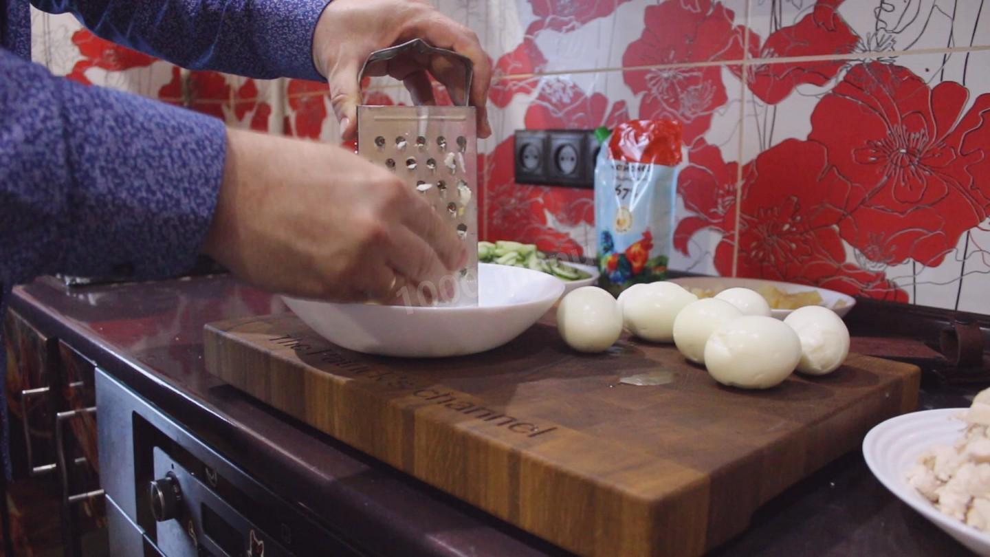 Шаг 4 приготовления Салат Фиеста с куриным филе грибами и майонезом