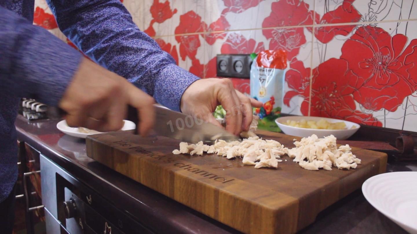 Шаг 5 приготовления Салат Фиеста с куриным филе грибами и майонезом