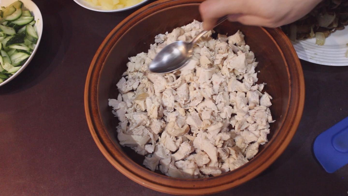 Шаг 6 приготовления Салат Фиеста с куриным филе грибами и майонезом