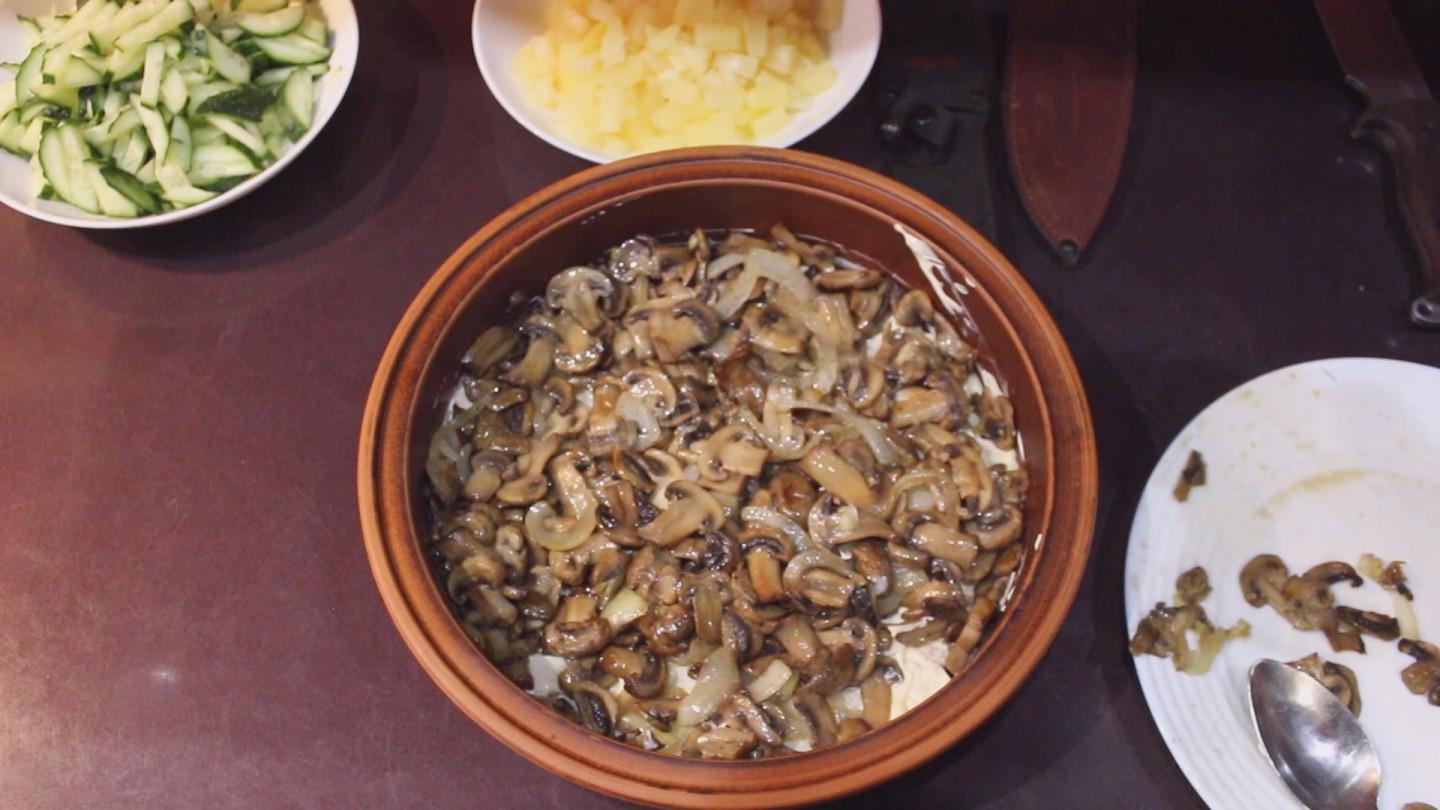 Шаг 7 приготовления Салат Фиеста с куриным филе грибами и майонезом
