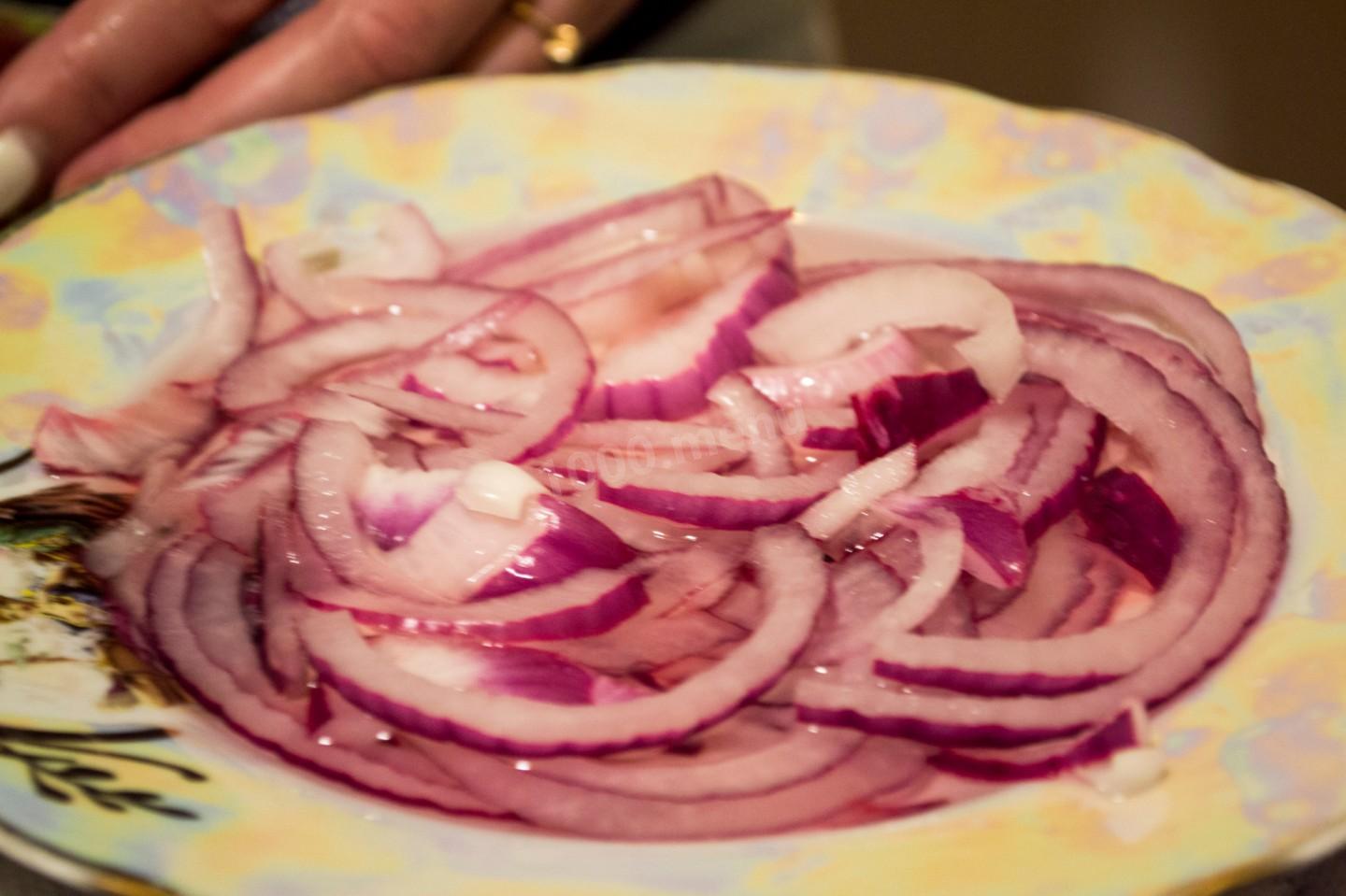 Шаг 1 приготовления Салат из морепродуктов с сухариками Морской