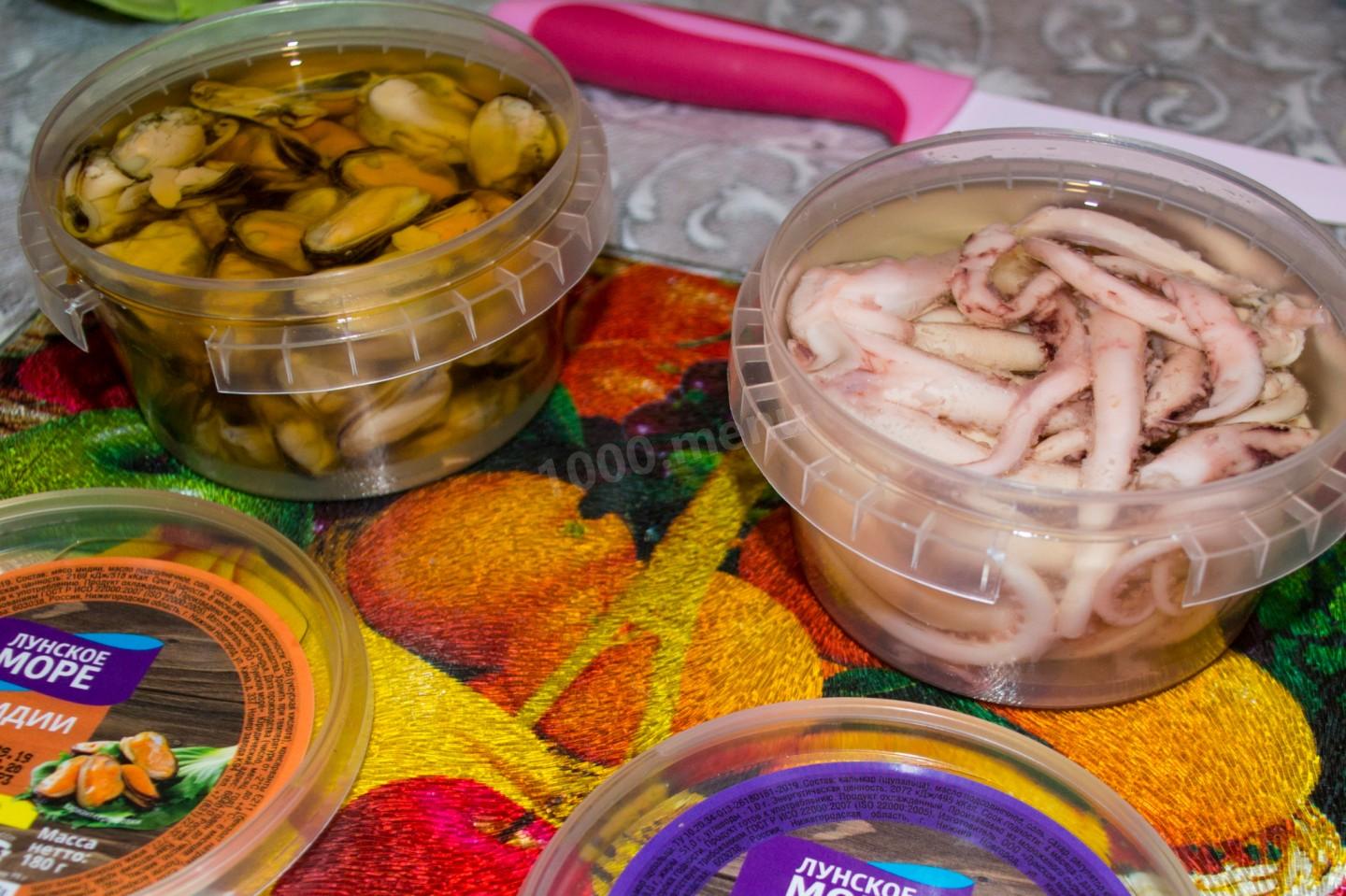 Шаг 4 приготовления Салат из морепродуктов с сухариками Морской