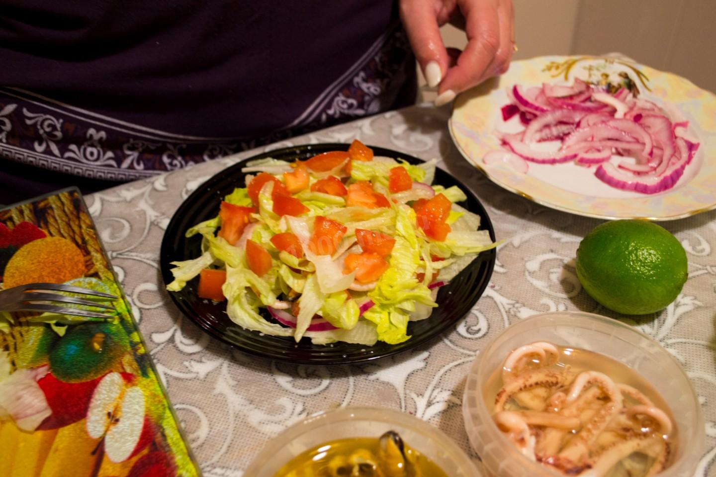 Шаг 5 приготовления Салат из морепродуктов с сухариками Морской