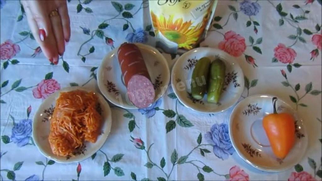 Шаг 1 приготовления Салат с копченой колбасой и морковью по-корейски