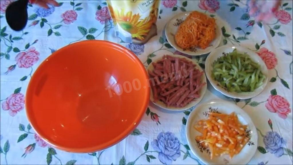 Шаг 2 приготовления Салат с копченой колбасой и морковью по-корейски