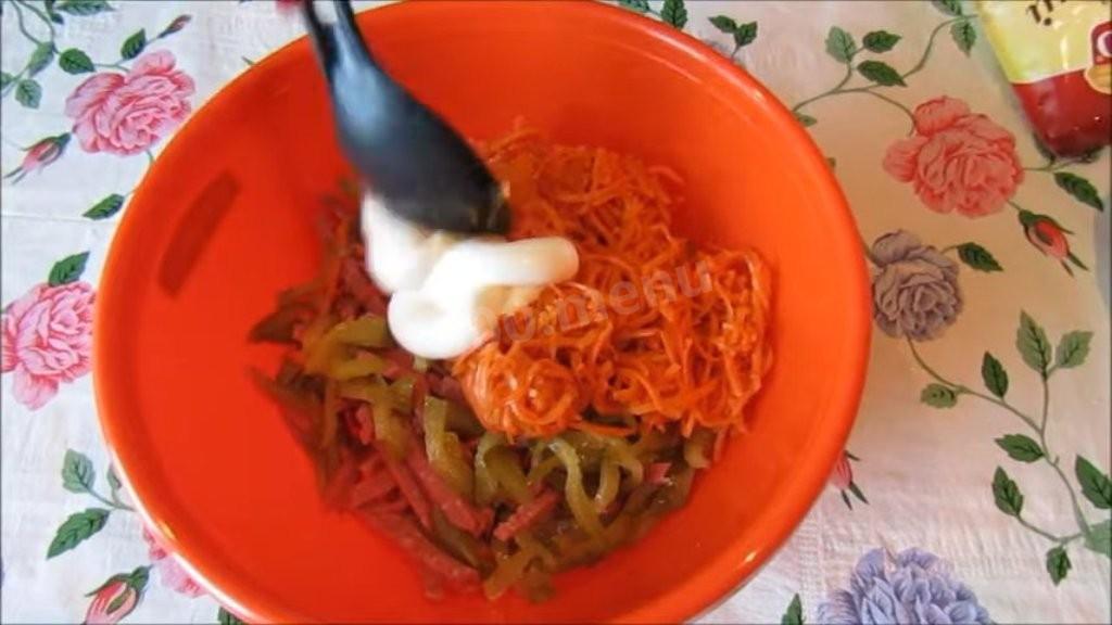 Шаг 3 приготовления Салат с копченой колбасой и морковью по-корейски
