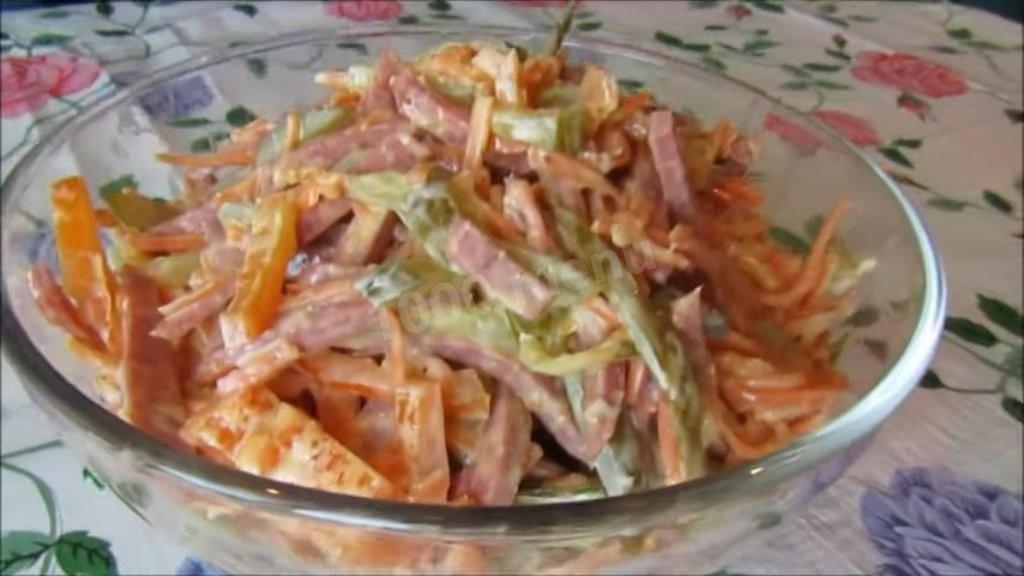 Шаг 4 приготовления Салат с копченой колбасой и морковью по-корейски