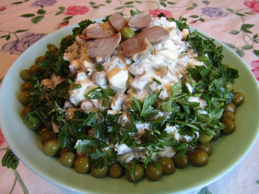 Обложка рецепта Бюджетный салат с куриными желудками и жаренными грибами