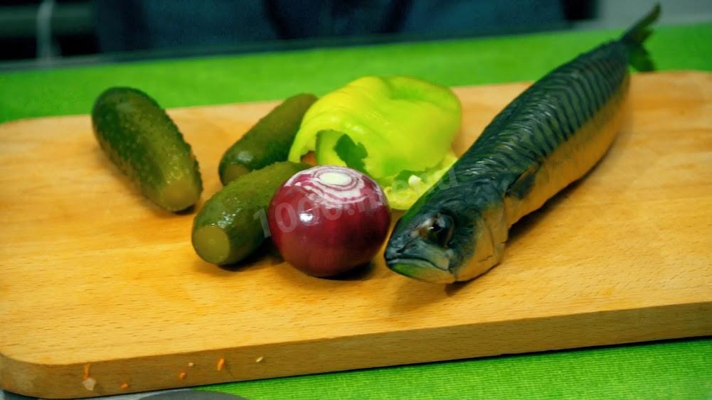 Шаг 1 приготовления Рыбный салат с копченой скумбрией и маринованными огурцами