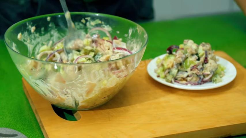 Шаг 10 приготовления Рыбный салат с копченой скумбрией и маринованными огурцами