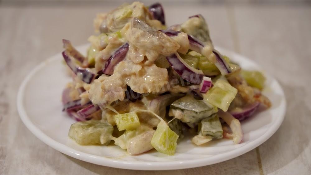 Шаг 11 приготовления Рыбный салат с копченой скумбрией и маринованными огурцами