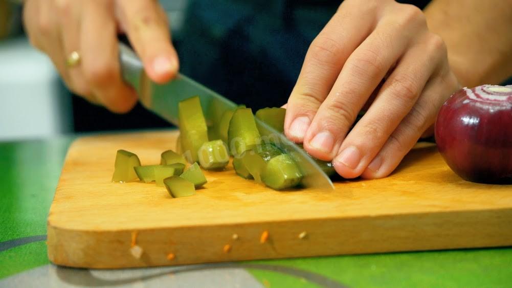 Шаг 2 приготовления Рыбный салат с копченой скумбрией и маринованными огурцами