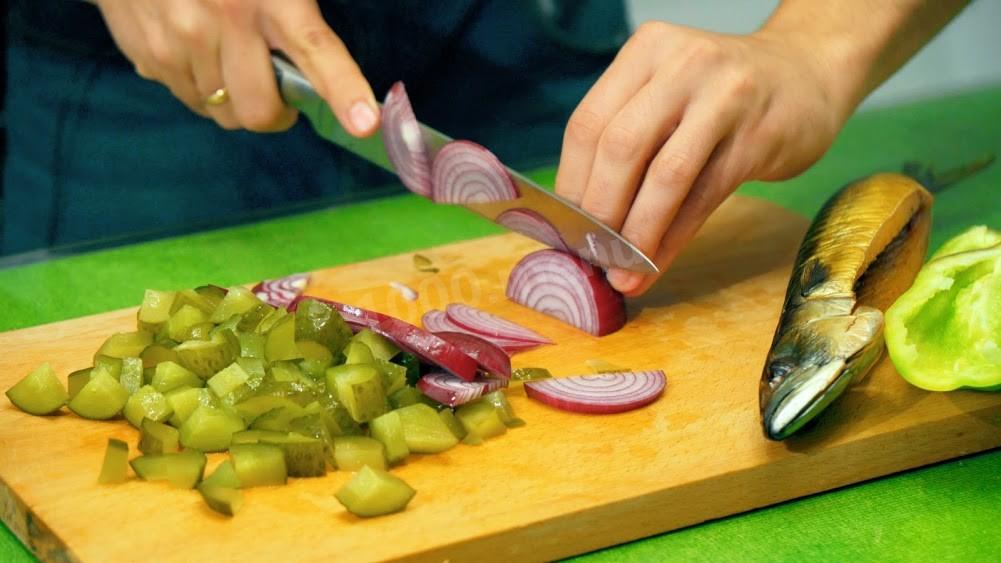 Шаг 3 приготовления Рыбный салат с копченой скумбрией и маринованными огурцами