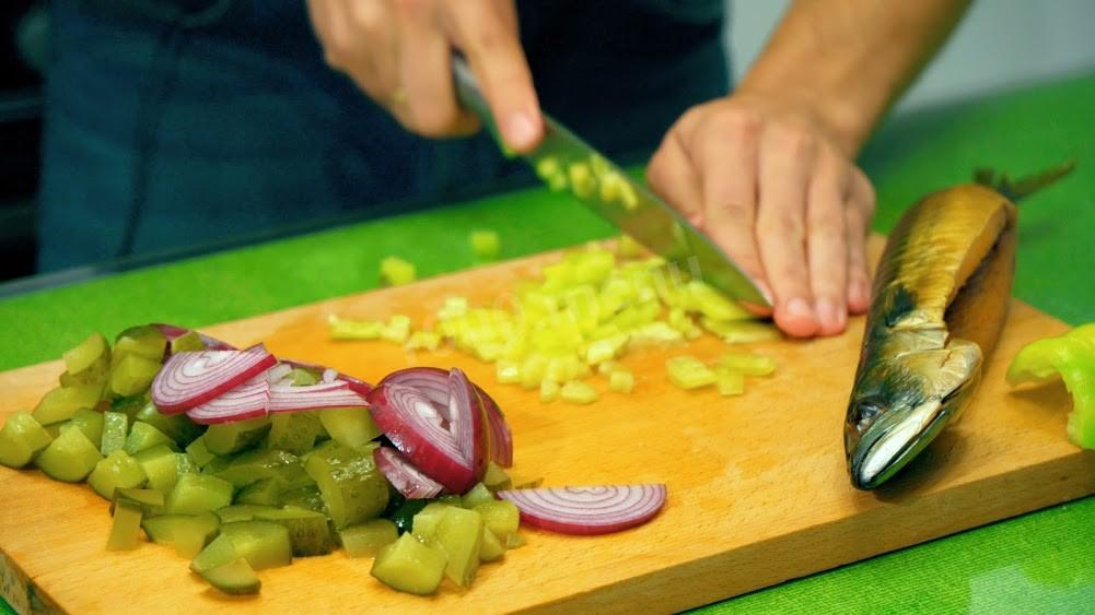 Шаг 4 приготовления Рыбный салат с копченой скумбрией и маринованными огурцами