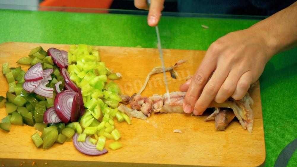 Шаг 5 приготовления Рыбный салат с копченой скумбрией и маринованными огурцами
