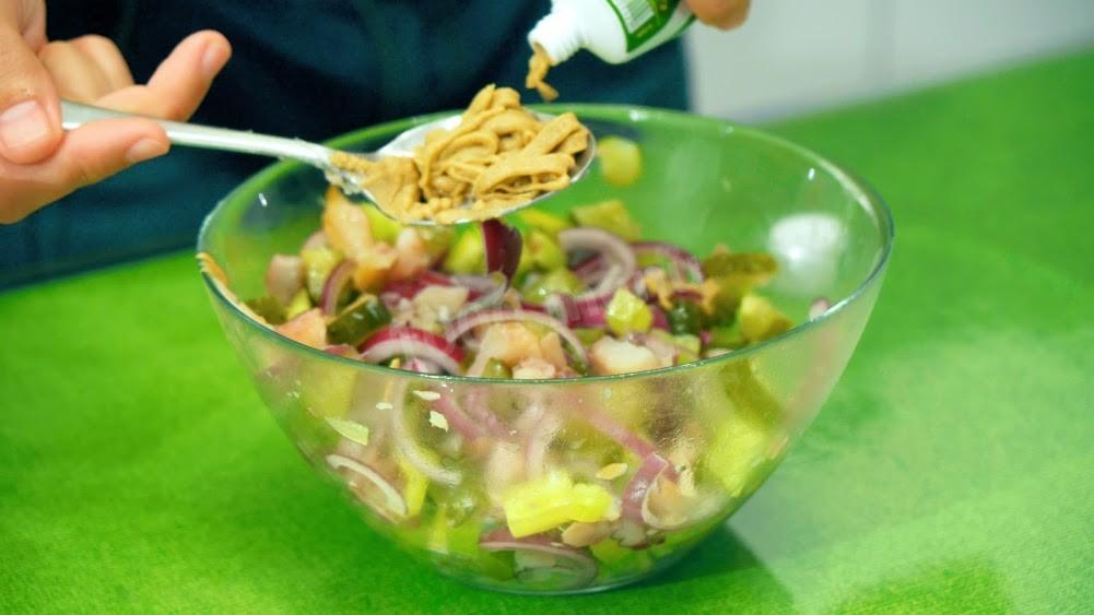 Шаг 7 приготовления Рыбный салат с копченой скумбрией и маринованными огурцами