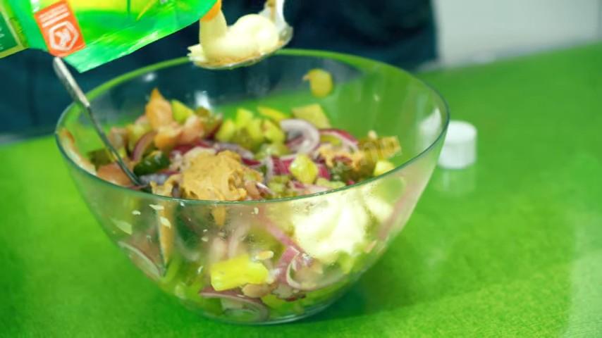 Шаг 8 приготовления Рыбный салат с копченой скумбрией и маринованными огурцами
