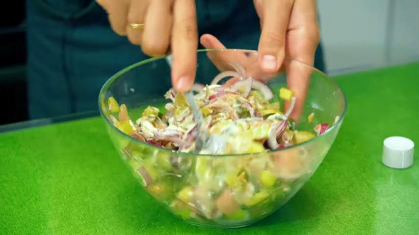 Шаг 9 приготовления Рыбный салат с копченой скумбрией и маринованными огурцами
