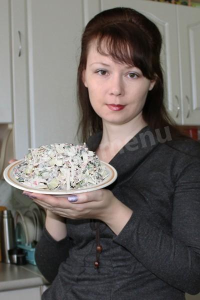 Шаг 10 приготовления Салат с крабовыми палочками, огурцами и шампиньонами