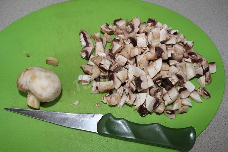Шаг 2 приготовления Салат с крабовыми палочками, огурцами и шампиньонами