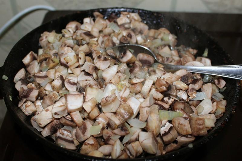 Шаг 4 приготовления Салат с крабовыми палочками, огурцами и шампиньонами