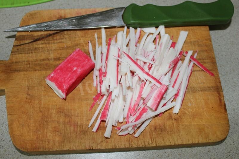 Шаг 5 приготовления Салат с крабовыми палочками, огурцами и шампиньонами