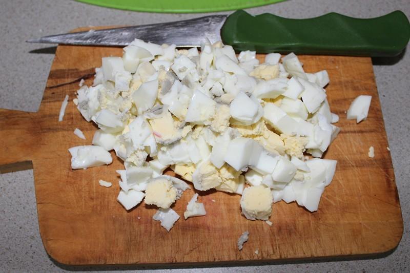 Шаг 6 приготовления Салат с крабовыми палочками, огурцами и шампиньонами