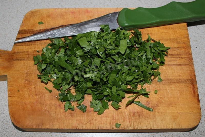 Шаг 7 приготовления Салат с крабовыми палочками, огурцами и шампиньонами