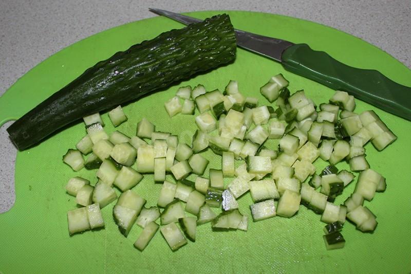 Шаг 8 приготовления Салат с крабовыми палочками, огурцами и шампиньонами