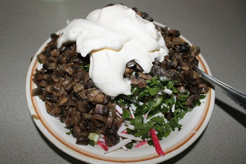 Шаг 9 приготовления Салат с крабовыми палочками, огурцами и шампиньонами
