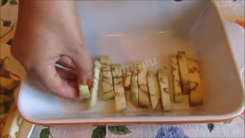 Шаг 2 приготовления Салат Загадка с помидорами сыром и баклажанами