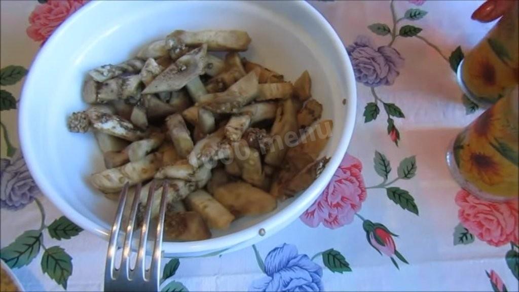 Шаг 3 приготовления Салат Загадка с помидорами сыром и баклажанами