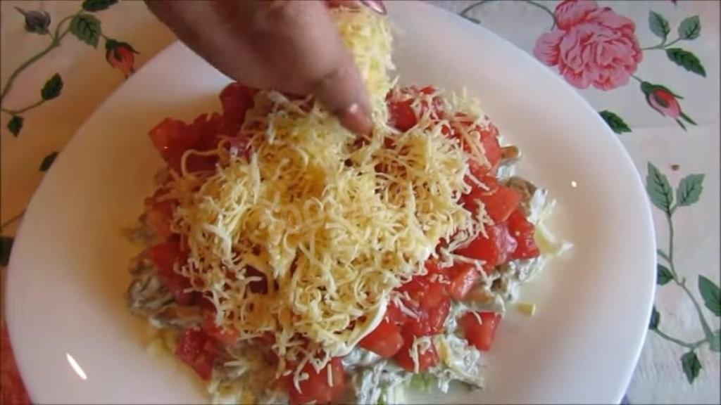 Шаг 5 приготовления Салат Загадка с помидорами сыром и баклажанами