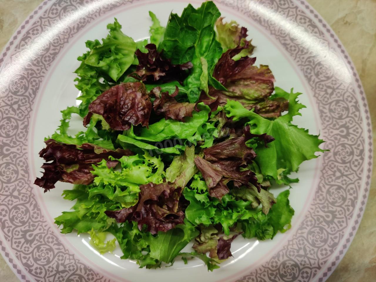 Шаг 10 приготовления Салат с жареными шампиньонами огурцом и курицей без майонеза