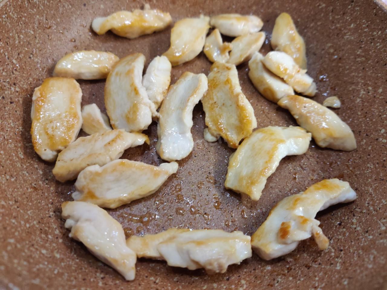 Шаг 2 приготовления Салат с жареными шампиньонами огурцом и курицей без майонеза