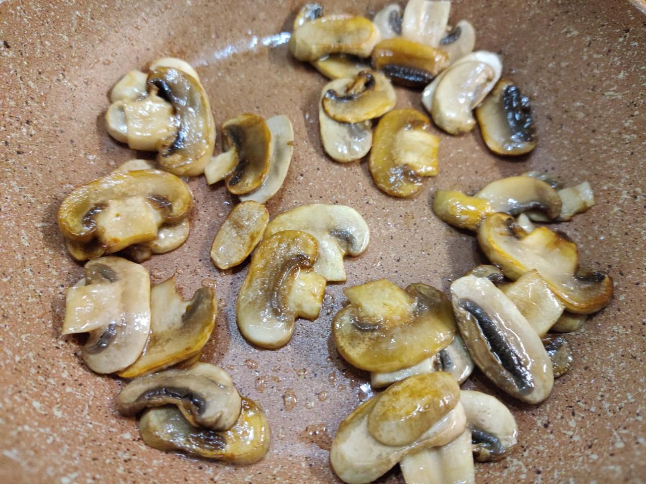 Шаг 4 приготовления Салат с жареными шампиньонами огурцом и курицей без майонеза