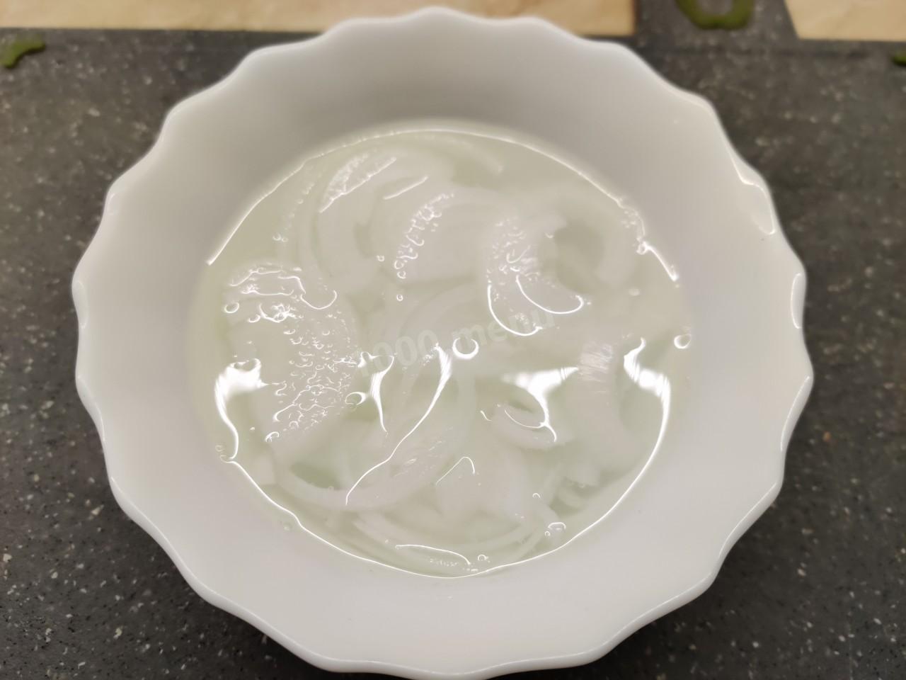 Шаг 6 приготовления Салат с жареными шампиньонами огурцом и курицей без майонеза