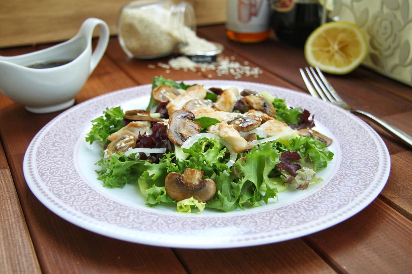 Обложка рецепта Салат с жареными шампиньонами огурцом и курицей без майонеза