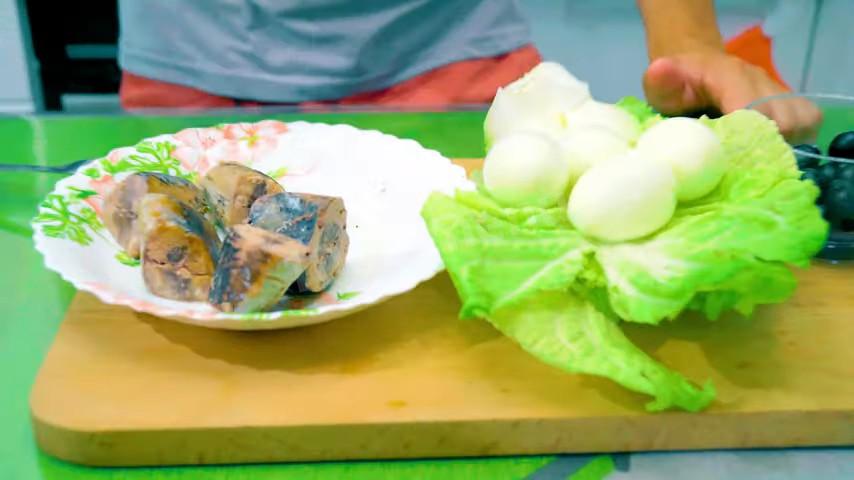 Шаг 1 приготовления Летний салат со свежими огурцами и консервированным тунцом