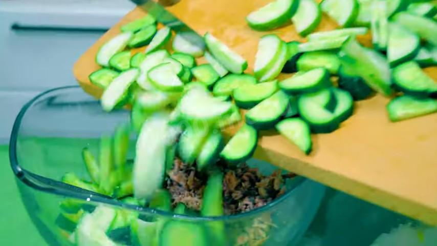 Шаг 4 приготовления Летний салат со свежими огурцами и консервированным тунцом