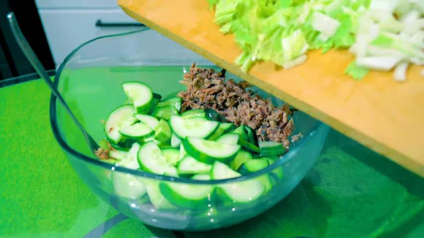 Шаг 6 приготовления Летний салат со свежими огурцами и консервированным тунцом
