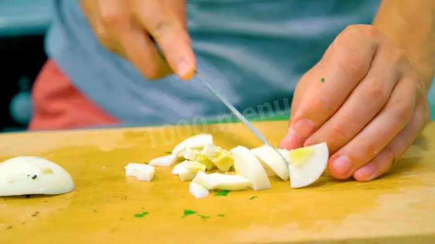 Шаг 9 приготовления Летний салат со свежими огурцами и консервированным тунцом
