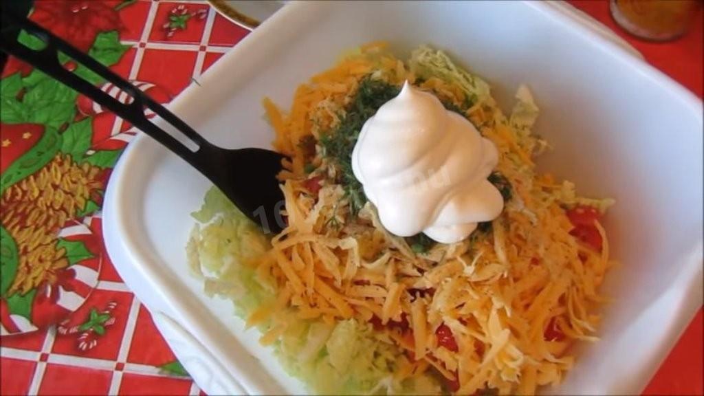 Шаг 3 приготовления Салат с пекинкой, сыром, помидорами